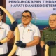 Ilustrasi - Direktur Tindak Pidana Tertentu (Dirtipidter) Bareskrim Polri Brigjen Pol. Nunung Syaifuddin (tengah) menunjukkan barang bukti gading gajah dalam konferensi pers di Gedung Bareskrim Polri, Senin 26 MEi 2025.