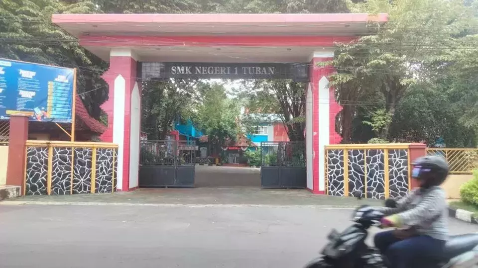 SMKN 1 Tuban yang diduga melakukan pungli kepada siswa-siswanya. (© Beritasatu/Suwanto)
