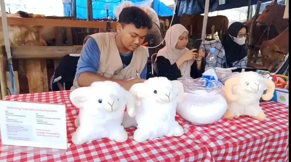 Pedagang hewan kurban di MERR Surabaya memberi hadiah boneka domba dan berbagai doorprize sebagai strategi menarik para calon pembeli. (© Beritasatu/Agung Dharma Putra)