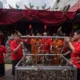 Image Credit Wijaya/Beritasatu - Menyambut tahun baru Imlek 2576 Kongzili/2025, Klenteng Tien Kok Sie di Kelurahan Sudiroprajan, Kecamatan Jebres, Solo, Jawa Tengah, mengadakan ritual Pao Oen atau tolak bala pada Minggu, 19 Januari 2025. Ritual ini bertujuan untuk menolak bala dan mendatangkan keberuntungan selama setahun ke depan.