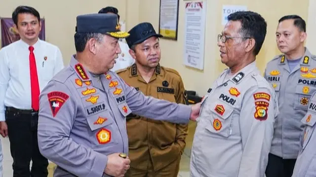 Kapolri Jenderal Listyo Sigit Prabowo menemui Aiptu Jimmi yang mendirikan Pondok Pesantren untuk masyarakat kurang mampu di Pekanbaru. (Liputan6/M Syukur)