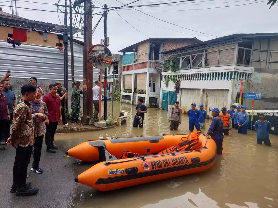 Image Credit Agnes Valentina Christa/Beritasatu - Wakil Presiden Gibran Rakabuming Raka meninjau korban banjir di Jakarta Timur, Kamis, 28 November 2024.