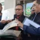 Zaenal Mustofa (dasi merah) menunjukkan ijazah miliknya seusai bersama Muhammad Taufiq melaporkan dugaan ijazah palsu SMA Jokowi ke PN Solo. (Beritasatu/Wijayanti Putri)