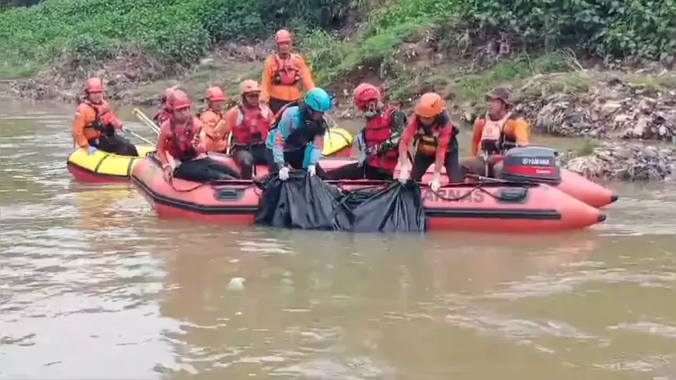 Image Credit Rino Fajar Setiawan/Beritasatu - Tim SAR melakukan pencarian kakak beradik tenggelam di Kali Bekasi, Bekasi Timur, Kamis 16 Januari 2025.