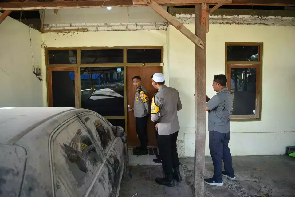 Image Credit Ahmad Rifqi Badruzzaman/Beritasatu - Polisi melakukan olah TKP di lokasi penemuan kerangka manusia di asrama polisi Polsek Ujungpangkah Gresik, Jumat 14 Maret 2025.