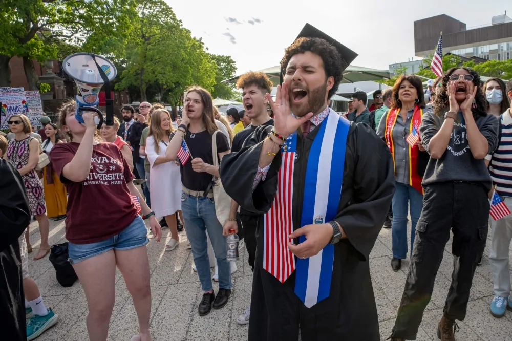 Mahasiswa Harvard yang akan lulus, Victor Flores, bersama mahasiswa lainnya menggelar aksi mendukung mahasiswa internasional dalam unjuk rasa Harvard Students for Freedom di kampus Universitas Harvard, Boston, Massachusetts, pada 27 Mei 2025. — (© AFP)