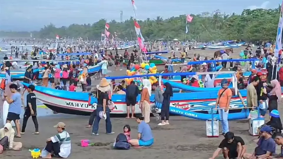 Image Credit Muhamad Iqbal/BEritasatu - Belasan bocah terpisah dengan orang tuanya saat asyik berenang di Kawasan Pantai Pangandaran, Jawa Barat.