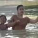 Seorang ibu dan anak menembus banjir di Desa Ploso, Kecamatan Karangtengah, Kabupaten Demak, Jawa Tengah, Minggu 18 Mei 2025. (Beritasatu/Jamaah)