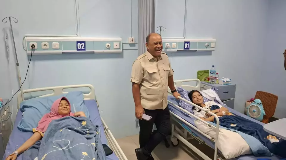 Kepala Badan Gizi Nasional (BGN) Dadan Hindayana turun tangan dengan mengunjungi langsung para siswa MAN 1 dan SMP PGRI 1 Cianjur yang mengalami gangguan kesehatan atau keracunan setelah mengonsumsi makanan dari program makan bergizi gratis (MBG), Rabu, 23 April 2025. (Istimewa)