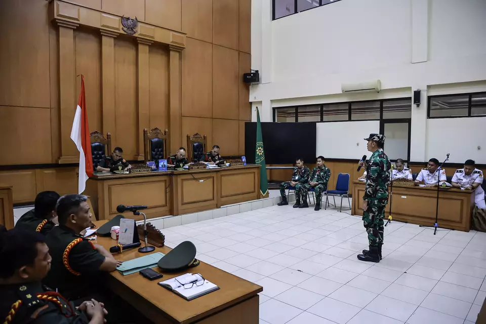 Image Credit Dhemas Reviyanto/Antara - Tiga prajurit TNI AL terdakwa kasus pembunuhan bos rental mobil dan penadahan mobil, Sertu Akbar Adli (tengah) menyeka air mata, Kelasi Kepala Bambang Apri Atmojo (kanan) dan Sertu Rafsin Hermawan (kiri) saat mengikuti sidang lanjutan di Pengadilan Militer II-08 Jakarta, Senin (17/3/2025). Sidang tersebut beragendakan mendengar pembacaan nota pembelaan (pledoi) dari tiga terdakwa.