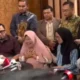 Image Credit Gandhi Armansyah/Beritasatu - Keluarga Kapolsek Negara Batin AKP Lusiyanto, korban TNI tembak polisi dalam penggerebekan judi sabung ayam di Way Kanan, Lampung, tak terbendung saat menghadiri konferensi pers yang digelar tim pengacara Hotman Paris Hutapea di Jakarta Selasa 25 Maret 2025).