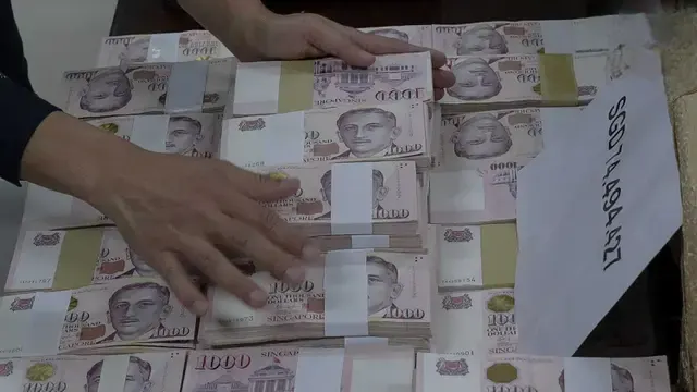Petugas menata barang bukti terkait penangkapan mantan pejabat Mahkamah Agung Zarof Ricar di gedung Kejaksaan Agung, Jakarta, Jumat (25/10/2024). (Liputan6/Herman Zakharia)