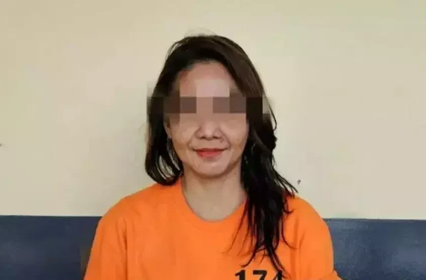 Image Credit Luthfia Miranda Putri/Antara - Terduga penyebar uang palsum, Sekar Arum yang juga dikenal sebagai artis film dan serial kolosal.