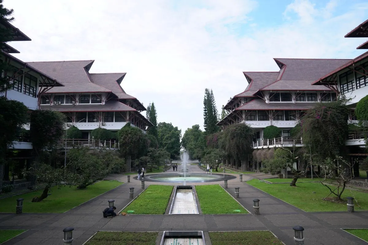 Mahasiswi Fakultas Seni Rupa dan Desain Institut Teknologi Bandung (FSRD ITB) berinisial SSS dibebaskan dari Bareskrim Polri pada Minggu, 11 Mei 2025 malam.(Dok.ITB)