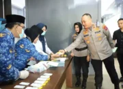 Kapolresta Malang Kota Kombes Nanang Haryono dan seluruh jajaran pejabat utama di lingkungan Polresta Malang Kota, melakukan tes urine narkoba. (Humas Polresta Malang Kota/Humas Polresta Malang Kota)