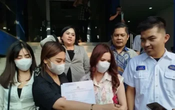 Tiga perempuan asal Kalimatan Timur diduga menjadi korban malapraktik usai menjalani operasi hidung di sebuah klinik di kawasan Jakarta Timur. Korban didampingi penasihat hukum menyambangi Polda Metro Jaya pada Rabu (14/5/2025) untuk melaporkan peristiwa yang dialaminya. (Liputan6/Ady Anugrahadi)
