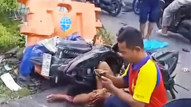 KA Malioboro Ekspres menabrak 7 sepeda motor di jalur perlintasan di Magetan yang menyebabkan 4 orang meninggal dunia. (Liputan6/ Dian Kurniawan)