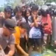 Kapolsek Medan Tuntungan, Iptu Eko Sanjaya, saat mengevakuasi jasad korban kecelakaan lalu lintas, di Jalan Jamin Ginting, Kelurahan Simpang Selayang, Kecamatan Medan Tuntungan, Kota Medan.(Istimewa)