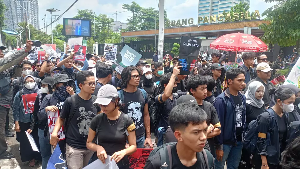 Image Credit Istimewa - Sejumlah massa aksi menolak RUU TNI yang semula berkumpul di Gerbang Pancasila kini berpindah lokasi sambil melakukan long march menuju gerbang utama gedung DPR.