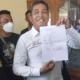 Relawan Alap-Alap Jokowi menunjukkan surat bukti pengaduan di Polresta Solo ter hadap Roy Suryo cs atas dugaan fitnah dan pencemaran nama baik terhadap Presiden ke-7 RI, Jokowi, Rabu, 30 April 2025. (Beritasatu/Wijayanti Putri)