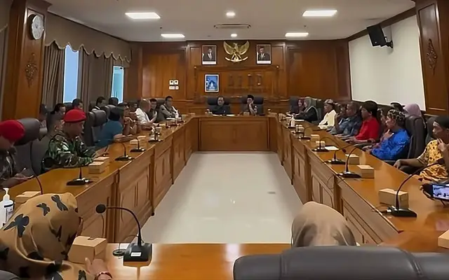 Image Credit DPRD Sleman - Warga Karang Moko, Sariharjo, Ngaglik, Sleman, saat melakukan audiensi dengan DPRD Sleman, Senin (9/9).