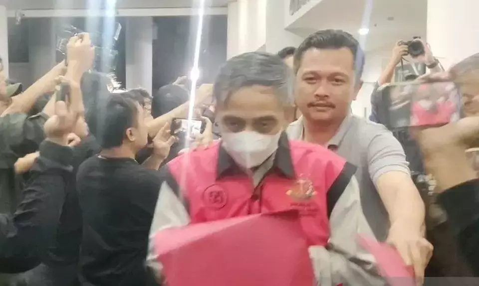 Image Credit Nadia Putri Rahmani/Antara - Hakim Agam Syarif Baharuddin yang jadi tersangka suap vonis lepas terdakwa korupsi ekspor CPO dibawa menuju mobil tahanan oleh penyidik di Gedung Kejaksaan Agung, Jakarta, Senin (14/4/2025).