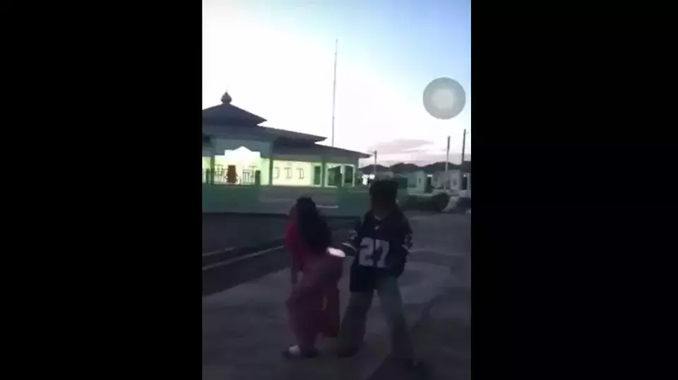 Image Credit Istimewa - Video dua remaja perempuan di Desa Kawasi, Halmahera Selatan, Maluku Utara, viral di media sosial setelah melecehkan gerakan salat.