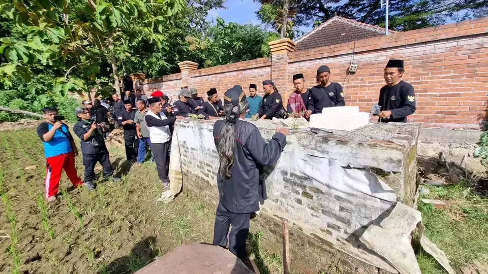 Makam palsu 1,5 meter di Ponorogo dibongkar massa PWI LS! Resahkan warga 2 tahun, diduga pembelokan sejarah & akidah. (Beritasatu/Gayuh Satria Wicaksono)