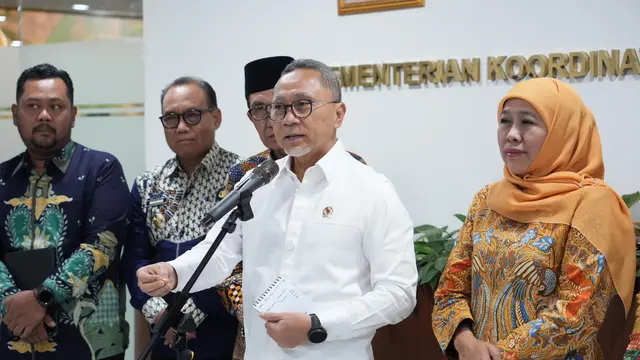 Image Credit Istimewa - Menko Zulhas dalam rapat bersama Gubernur dan Bupati Jawa Timur.