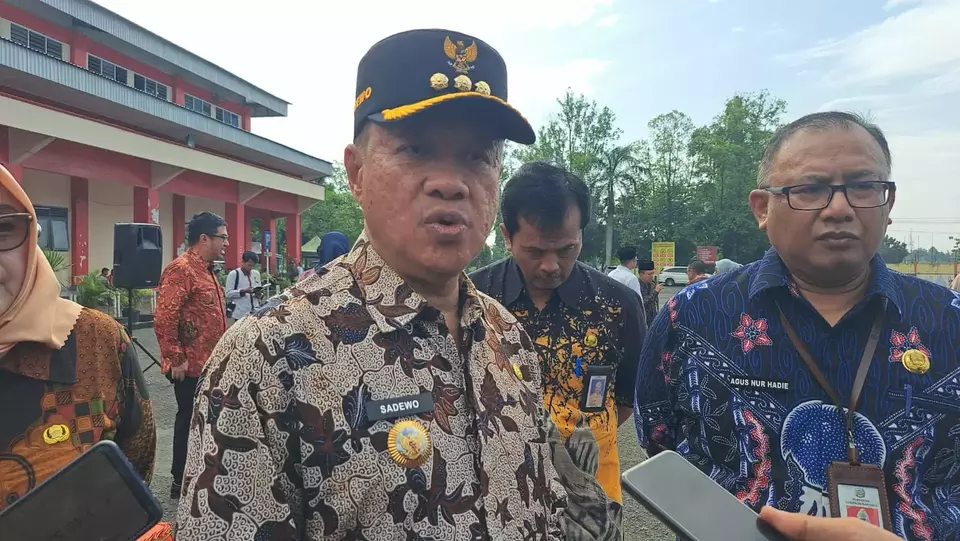 Image CRedit Dian Aprilianingrum/Beritasatu - Bupati Banyumas Sadewo Tri Listiono saat memberikan keterangan pada wartawan, di GOR Satria Purwokerto, Jumat 11 April 2025.
