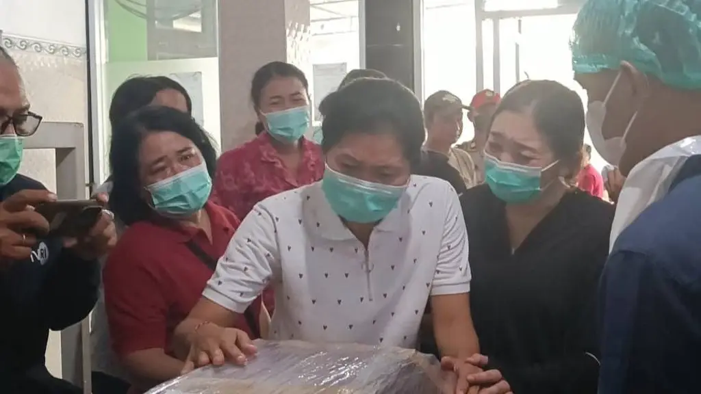 Image Credit Denita BR Matondang/kumparan - Jenazah taruna STIP yang tewas dianiaya senior saat tiba di RSUD Klungkung, Bali.