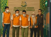 Ilustrasi - Para tersangka kasus dugaan korupsi proyek drainase Kabupaten Cirebon, Jawa Barat.