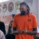 Pemain asing Tangerang Hawks Basketball, Jarred Dwayne Shaw (JDW) digiring petugas kepolisian Bandara Soetta usai ditampilkan ke hadapan publik dalam kasus narkoba, Tangerang Banten, Rabu (14/5/2025). (Anatara/Azmi Samsul Maarif)