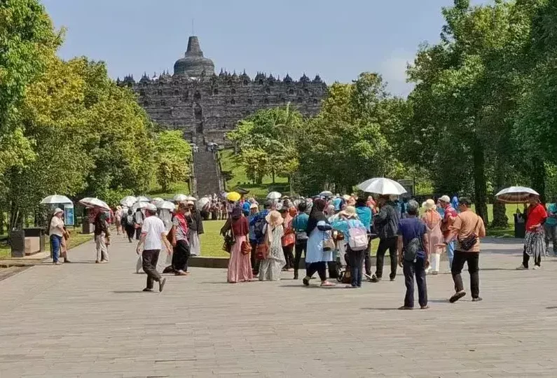 Wisatawan mengunjungi Candi Borobudur pada Minggu 11 Mei 2025, menjelang perayaan Waisak. (Beritasatu/Priyo Budi Santoso)