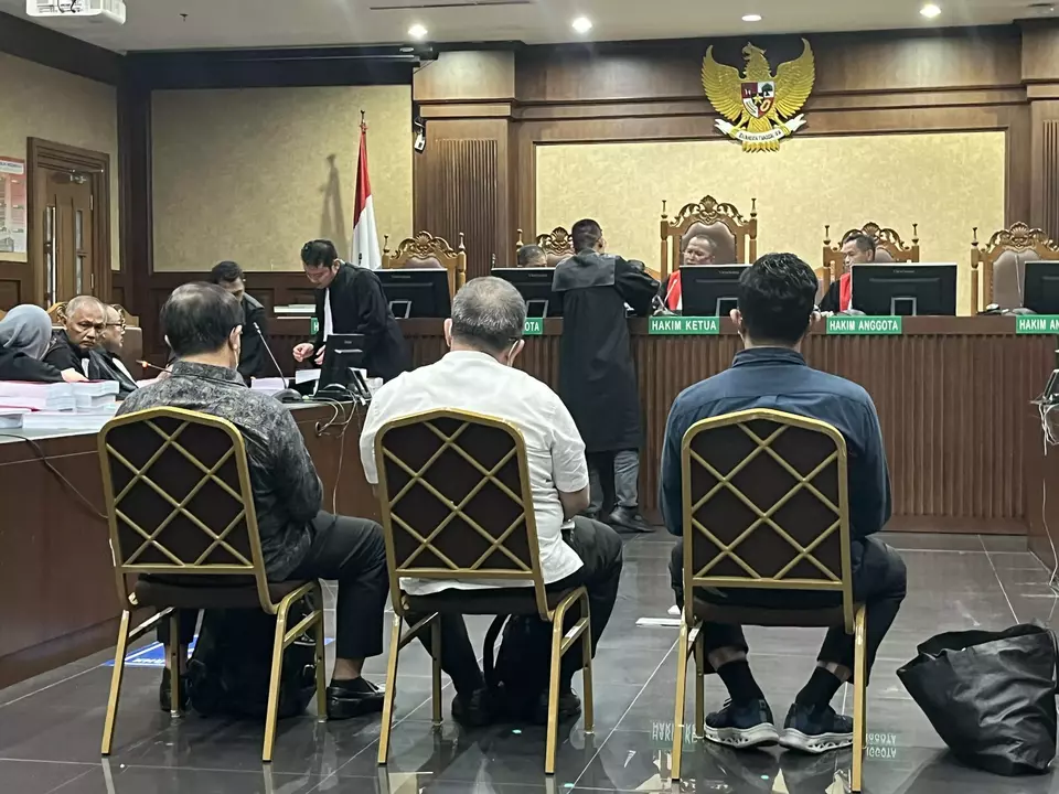 Sebanyak tiga mantan hakim Pengadilan Negeri (PN) Surabaya yang memutus bebas Ronald Tannur dalam kasus kematian Dini Sera, kini dituntut hukuman penjara antara 9 hingga 12 tahun. (Beritasatu/Zhulfakar)