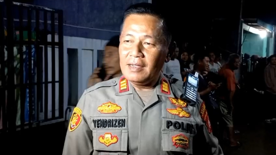 Image Credit Eka Jaya Saputra/Beritasatu - Kapolsek Cibarusah AKP Yendrizen saat diwawancara wartawan di kediaman aktor Sandy Permana, Bekasi Jawa Barat pada Minggu 12 Januari 2025.