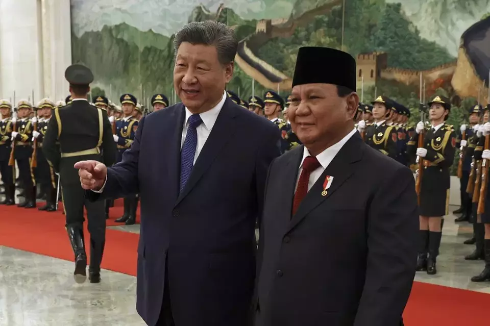 Presiden Xi Jinping (kiri) mengundang Presiden Prabowo (kanan) untuk hadiri KTT CSO di Tianjin, China, pada September 2025. (AP)