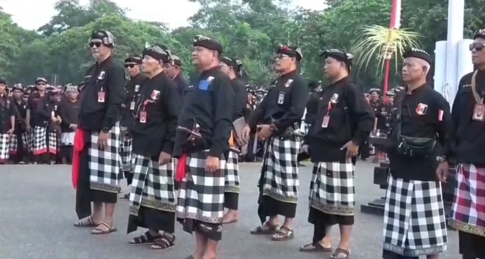 Sebanyak 13.000 lebih pecalang dari 1.500 desa adat di Bali, melaksanakan Gelar Agung Pasikian Pecalang Bali pada Sabtu 17 Mei 2025 pagi di Lapangan Niti Mandala Renon, Denpasar. (Beritasatu/Sopian Hadi)