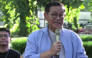 Gubernur Jakarta Pramono Anung berbincang dengan awak media di Taman Suropati, Menteng, Jakarta Pusat, Rabu (24/4/2025) (Istimewa)