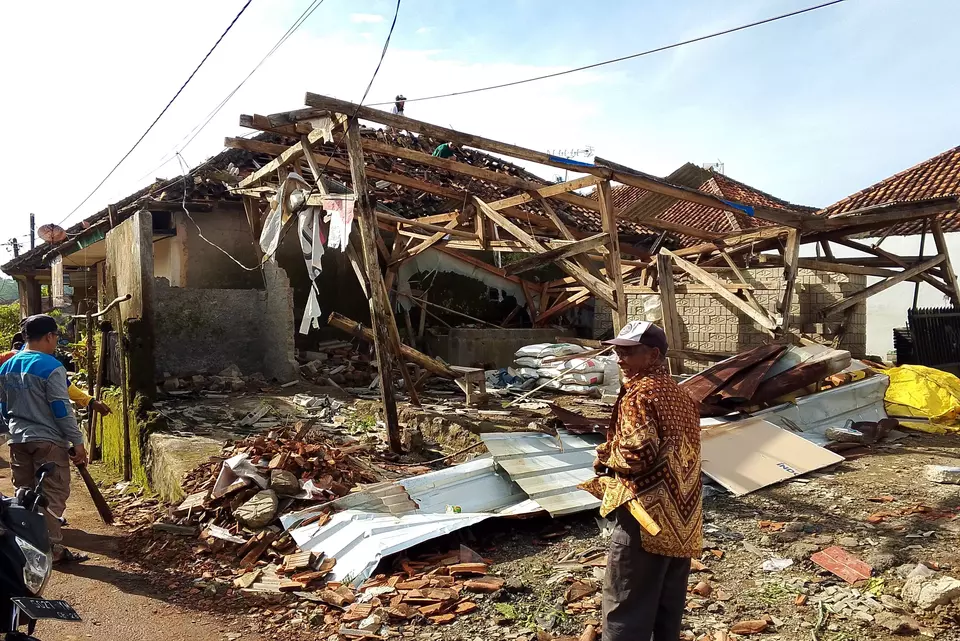 Image Credit Elan Suherlan/Beritasatu - Kondisi rumah warga yang hancur akibat terjangan angin puting beliung di Subang Selatan, Jawa Barat.
