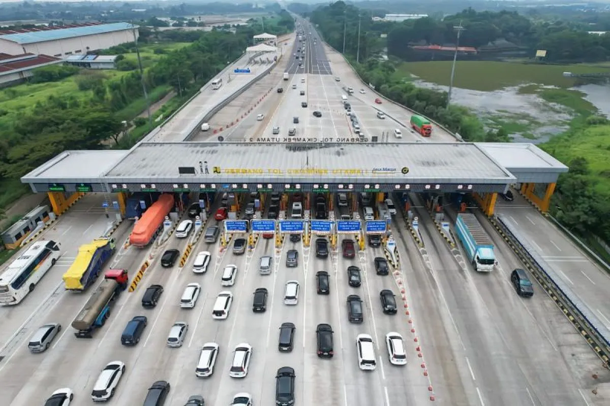 Image Credit Doc JAsa Marga/HO/Antara - Suasana arus lalu lintas di Gerbang Tol Cikampek Utama.