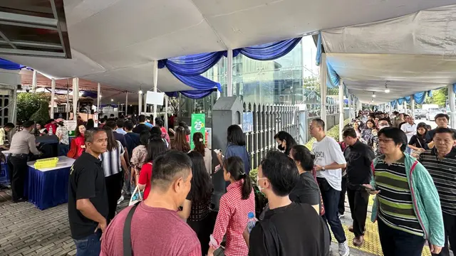 Sejumlah jemaat umat kristiani mulai memadati Gereja Katedral Jakarta untuk mengikuti ibadah Jumat Agung siang ini, Jumat (18/4/2025). (Foto: Liputan6/Nanda Perdana Putra).