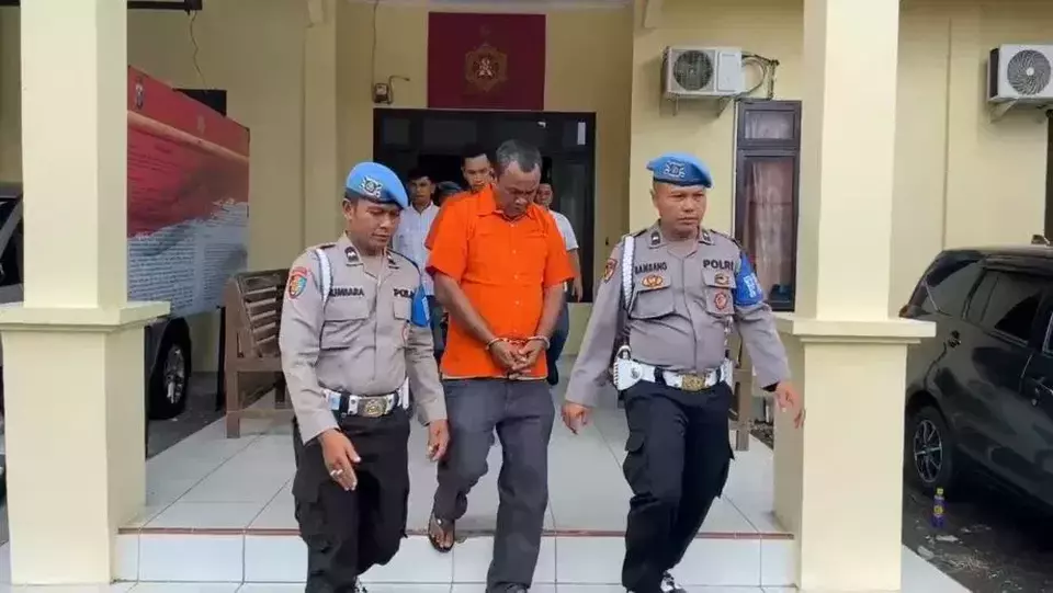 Image Credit Panji Satrio/Beritasatu - Tersangka kasus polisi menganiaya warga digelandang ke sel tahanan Mapolres Mandailing Natal, Sumatera Utara, Sabtu 25 Januari 2025.