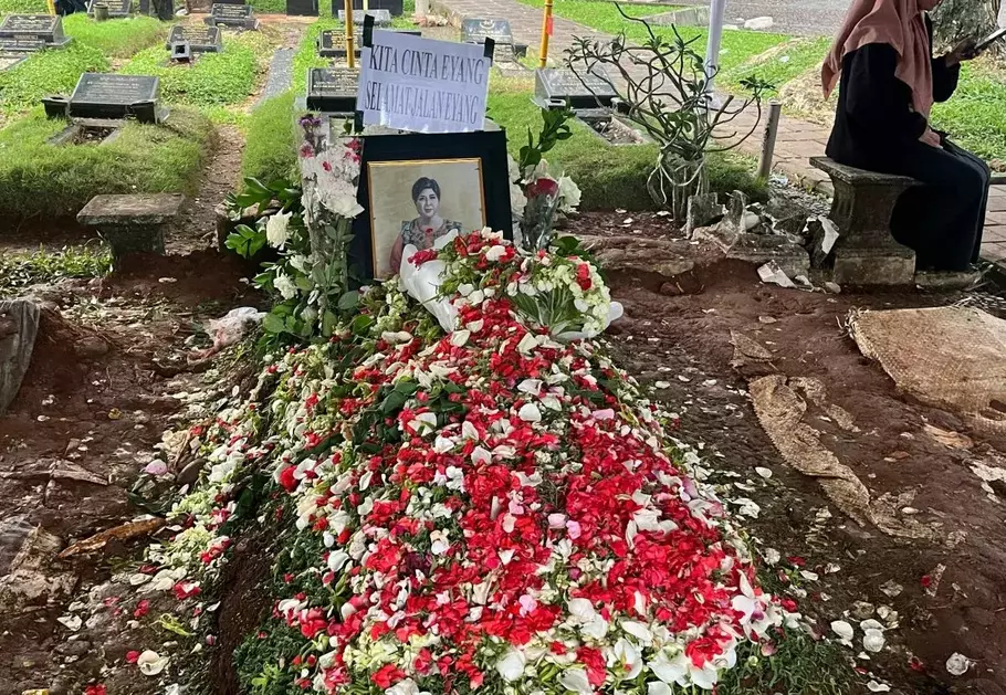 Image CRedit Istimewa - Titiek Puspa dimakamkan di TPU Tanah Kusir