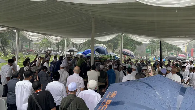 Suami Najwa Shihab, Ibrahim Sjarief Assegaf dimakamkan di tempat pemakaman umum (TPU) Jeruk Purut, Rabu (21/5/2025). (Liputan6/Muhammad Radityo Priyasmoro)