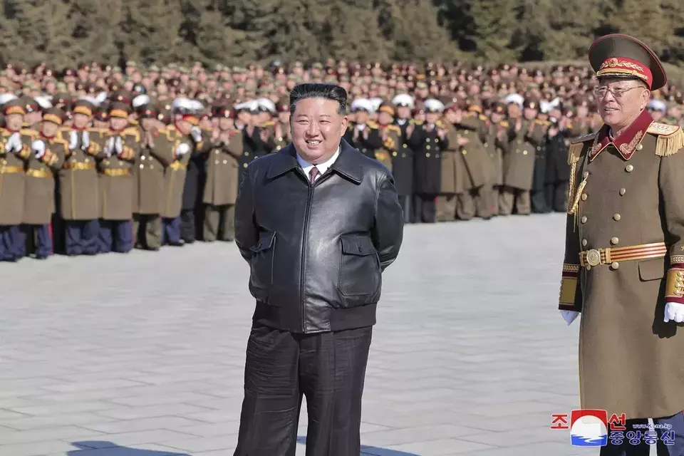 Pemimpin Korea Utara Kim Jong Un mengunjungi kementerian pertahanan di Pyongyang. (AP)