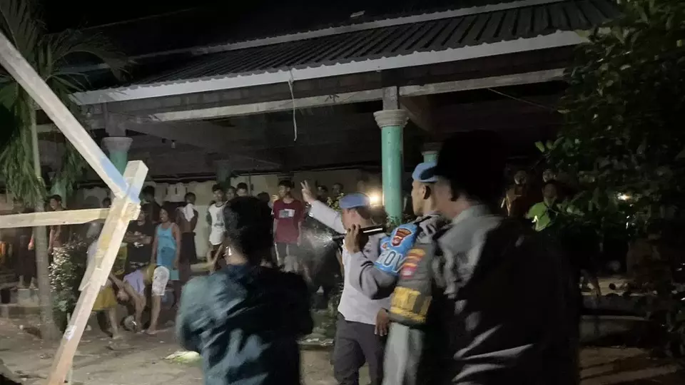 Image Credit Muhammad Awaludin/Beritasatu.com - Pihak kepolisian menenangkan warga yang merusak pondok pesantren (ponpes) di Lombok barat karena isu dugaan pelecehan seksual oleh oknum ustaz, Rabu 8 Mei 2024.