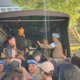 Petugas mengamankan sejumlah orang usai aksi Hari Buruh di Semarang, Kamis (1/5/2025), yang berakhir ricuh. (Antara/I.C. Senjaya)