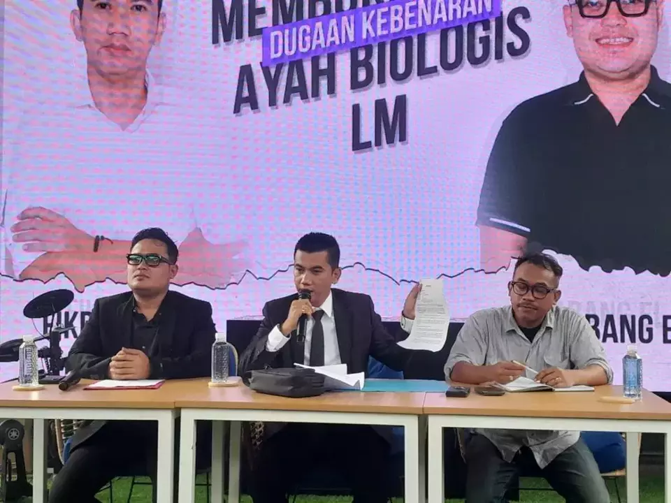Kuasa hukum Revelino Tuwasey menegaskan bahwa kliennya merupakan ayah biologis dari anak selebgram Lisa Mariana. (Beritasatu/Chairul Fikri)