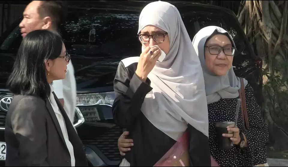 Ibunda Argo Ericko Achfandi (tengah), mahasiswa Fakultas Hukum Universitas Gadjah Mada (FH UGM) yang meninggal akibat kecelakaan lalu lintas di Sleman, Yogyakarta. (© Beritasatu/Olena Wibisana)